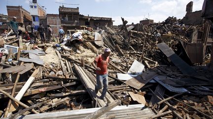 Un homme marche dans la ville d&eacute;vast&eacute;e de Bhaktapur (N&eacute;pal), apr&egrave;s un tremblement de terre, le 27 avril 2015. (NAVESH CHITRAKAR / REUTERS)