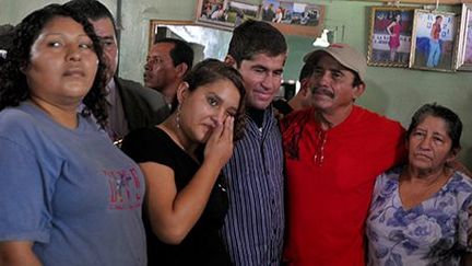 Jose Salvador Alvarenga est entouré (de g. à d.) de sa femme Arely Barrera, de sa fille Fatima Mabea et de ses parents, Jose Ricardo Orellana et Maria Julia Alvarenga, le 19 février 2014. (AFP PHOTO/ Jose CABEZAS)