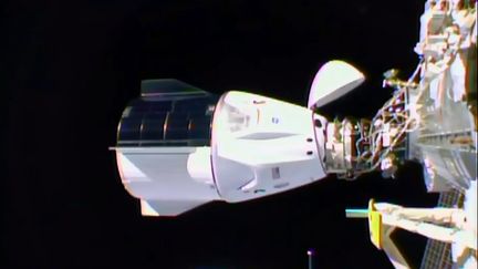 La capsule de l'entreprise SpaceX arrimée à la Station spatiale internationale, avec quatre astronautes à bord, le 17 novembre 2020. (NASA TV / AFP)