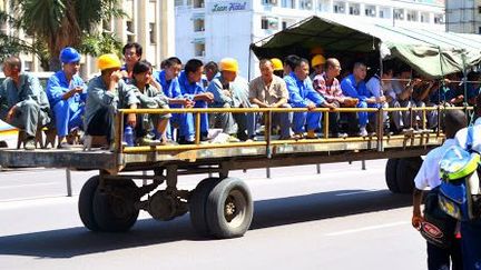 Des travailleurs chinois en route pour leurs chantiers à Kinshasa en avril 2015. Ils sont présents dans plusieurs secteurs de l'économie y compris l'activité minière et pas toujours en règle. (DR/capture d&#039;écran du site de Radio Okapi)