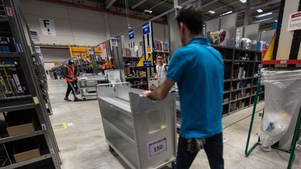 Un employ&eacute; d'Amazon dans un site logistique, &agrave;&nbsp;Lauwin-Planque (Nord), le 26 novembre 2014. (DENIS CHARLET / AFP)