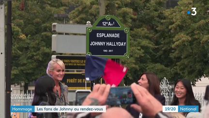 Quatre ans après son décès, Johnny Hallyday continue de faire rêver ses fans. Ce mardi 14 septembre, ils ont pu découvrir une statue et une plaque en hommage au rockeur. Avant d'espérer assister à un concert-hommage au palais omnisports de Paris-Bercy (XIIe arrondissement). (FRANCE 3)