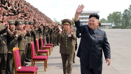 Photo diffus&eacute;e par l'agence officielle nord-cor&eacute;enne, le 6 mai 2014, montrant le leader nord-cor&eacute;en, Kim Jong-un, saluant des militaires &agrave; Pyongyang, la capitale de la Cor&eacute;e du Nord. (KNS / KCNA / AFP)