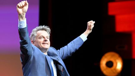 Fabien Roussel présent sur scène avant un discours lors de l'ouverture du 39e congrès du Parti communiste français, à Marseille (Bouches-du-Rhône), le 7 avril 2023. (NICOLAS TUCAT / AFP)