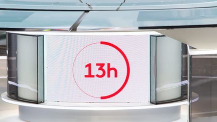 Le JT de 13 Heures du dimanche 3 novembre 2024 est présenté par Leïla Kaddour sur France 2. Au programme du journal télévisé du 3 novembre : les grands événements, des témoignages, un reportage du feuilleton de la rédaction et l'invité du jour durant la semaine. Découvrez chaque semaine « Bien à vous », la rubrique consacrée aux initiatives constructives et bienveillantes En partenariat avec We Demain. Après la diffusion du journal en direct, chaque sujet est à découvrir en vidéo en replay avec un complément d'information à lire et à partager. Accèdez aussi aux derniers titres de la rédaction de Franceinfo pour rebondir sur l'actualité en temps réel. (FRANCE 2)