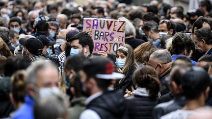 Des centaines de manifestants se sont rassemblés à Marseille vendredi 25 septembre pour protester contre la fermeture des bars et restaurants. (NICOLAS TUCAT / AFP)