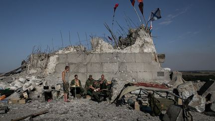 Le campement de rebelles pro-russes au pied du mémorial de la Seconde guerre mondiale récemment détruit, une position qui les sépare des forces ukrainiennes.
 
 
 (Maria Turchenkova)