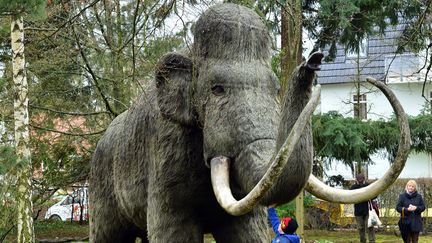 Réplique d'un mammouth dans un parc de Nordhausen (Allemagne), le 30 mars 2016.&nbsp; (MARTIN SCHUTT / DPA)