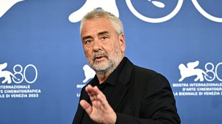 Le réalisateur Luc besson lors de la présentation de "Dogman" au festival de Venise, le 31 Août 2023 (GABRIEL BOUYS / AFP)