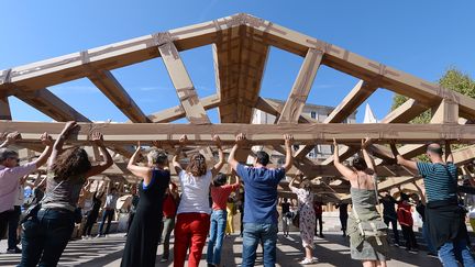 Construction d'une ville éphémère en carton, oeuvre du plasticien Olivier Grossetête. Ici à Marseille. (BORIS HORVAT / AFP)