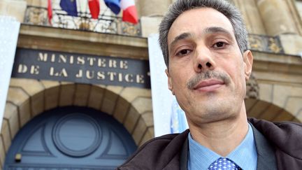 Omar Raddad devant le ministère de la Justice, à Paris, le 1er décembre 2008. (MEHDI FEDOUACH / AFP)