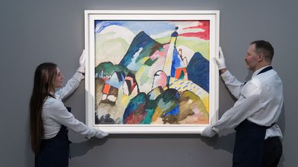 Le tableau "Murnau Mit Kirche II" de Vassily Kandisky est présenté avant une vente aux enchères de la maison Sotheby's, à Londres (Royaume-Uni), le 22 février 2023. (WIKTOR SZYMANOWICZ / ANADOLU AGENCY / AFP)