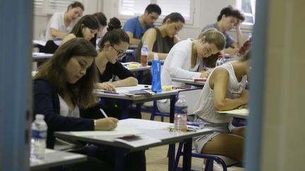 Des lyc&eacute;ens planchent lors de l'&eacute;preuve du bac de philosophie, le 16 juin 2014 &agrave; Nice.&nbsp; (MAXPPP)