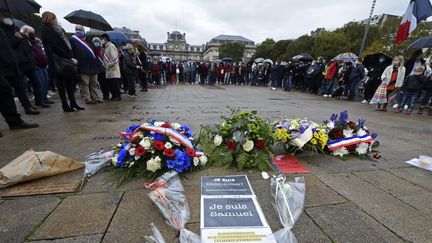 Des personnes rassemblées sur le place de la République à Lille,&nbsp;en hommage à Samuel Paty, le 18 octobre 2020. (FRANCOIS LO PRESTI / AFP)