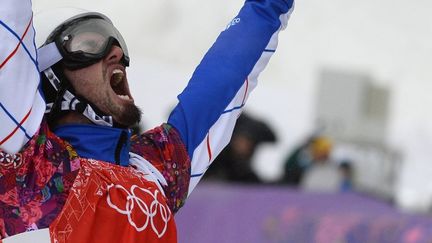 Pierre Vaultier exulte apr&egrave;s sa victoire en finale du boardercross en snowboard, mardi 18 f&eacute;vrier 2014 &agrave; Rosa Khutor (Russie). (LIONEL BONAVENTURE / AFP)