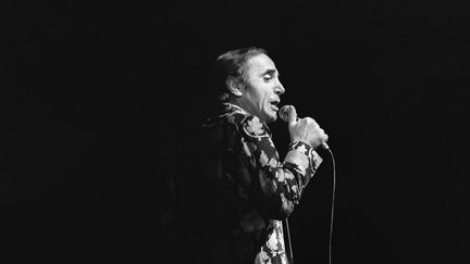 Charles Aznavour en concert à l'Olympia, à Paris, le 16 novembre 1972. (AFP)