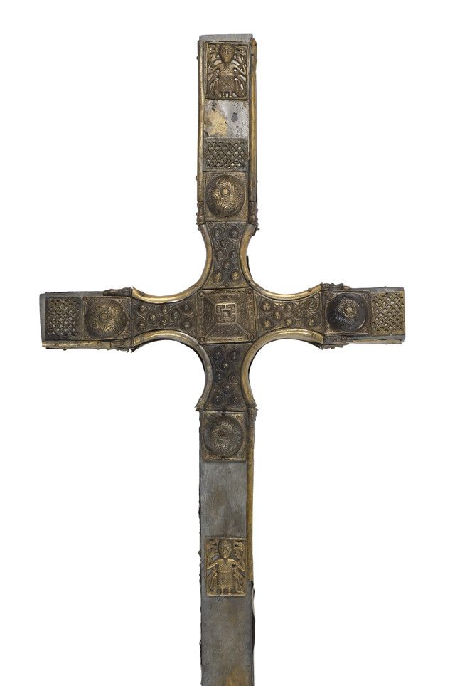 La croix de Tully Lough (nord-ouest de l'Irlande), datée entre 700 et 900 après J.-C. Bois et bronze. Objet exposé dans le cadre de l'exposition «Celtes, art et identité» 
 (National Museum of Ireland)