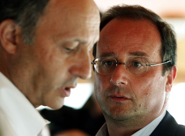 Fran&ccedil;ois Hollande et son num&eacute;ro 2 au PS,&nbsp;Laurent Fabius, lors de la 12e universit&eacute; d'&eacute;t&eacute; de La Rochelle, le 27 ao&ucirc;t 2004. (JEAN-PIERRE MULLER / AFP)