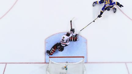 Robby Fabbri des St. Louis Blues marque face à Corey Crawford des Chicago Blackhawks (DILIP VISHWANAT / GETTY IMAGES NORTH AMERICA)