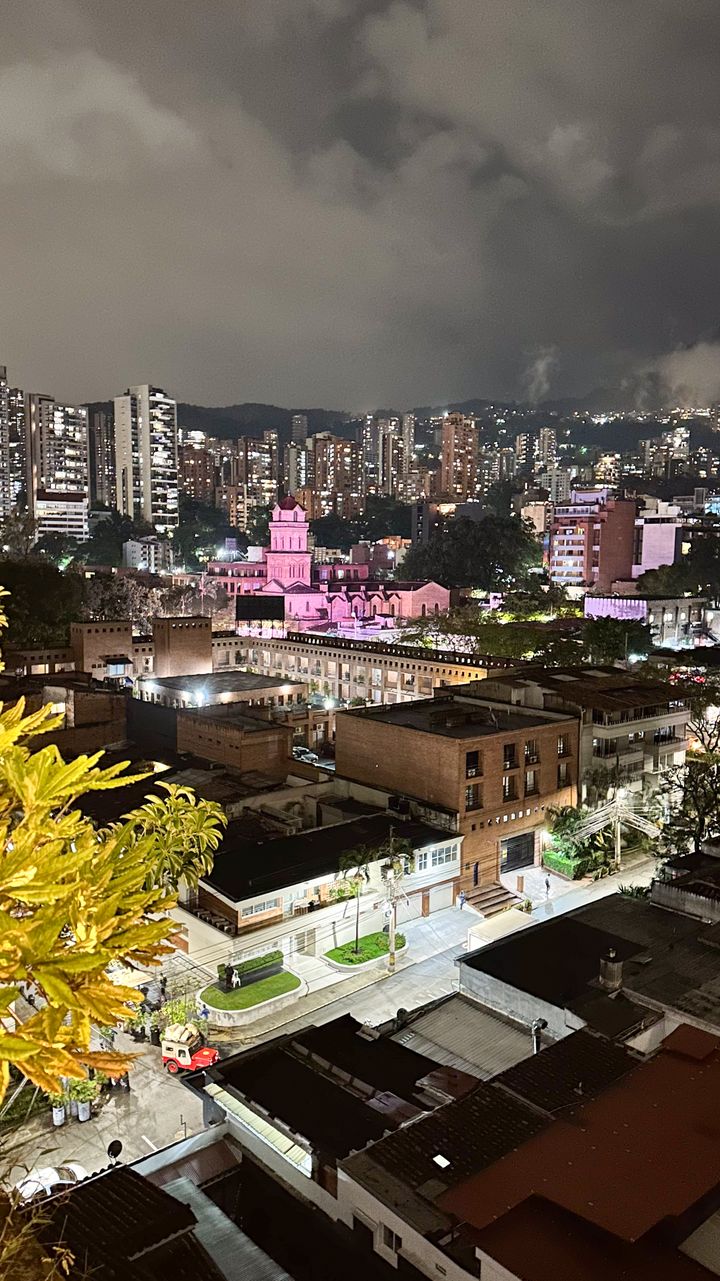 The city of Medellín at night.  Even if the situation is no longer the same as thirty years ago, it is advisable to take some precautions when going out in the evening.  (Photo Thomas Espeute)