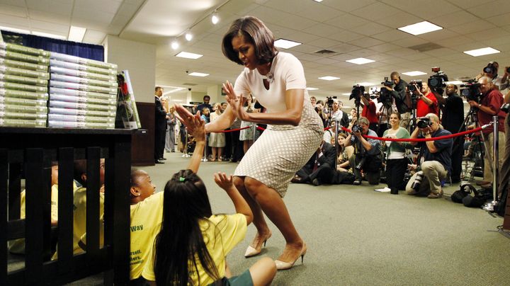 Michelle Obama en visite dans une &eacute;cole primaire &agrave; Washington (Etats-Unis), le 12 juin 2012. (JASON REED / REUTERS)