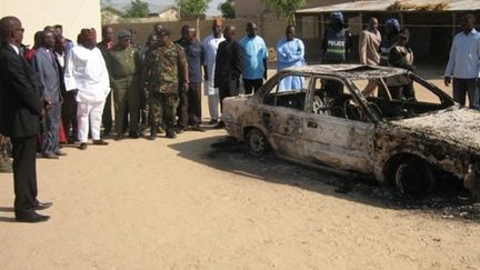 Une voiture incendiée suite à un attentat ayant visé une église baptiste dans le nord du Nigeria, le 25 décembre 2010 (AFP / Aminu Abubakar)