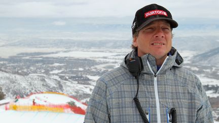 L'entraîneur de l'équipe américaine de snowboard, Peter Foley, le 10 février 2022 lors des Jeux de Pékin. (DOUG PENSINGER / GETTY IMAGES NORTH AMERICA)