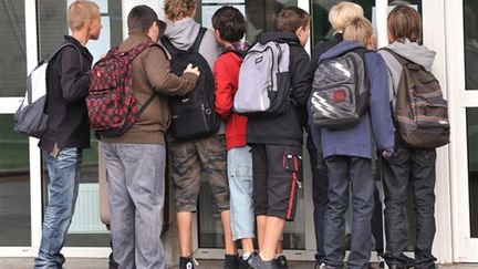 Des élèves devant le collège "Jean Mermoz" à Faches-Thumesnil près de Lille, le 2 septembre 2009. (AFP - Philippe Huguen)