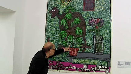 Le collectionneur Didier Moiselet devant une oeuvre de Robert Combas à l'exposition de Bourg-en-Bresse "Beauté de la couleur, magie de la matière"
 (France 3 / Culturebox)