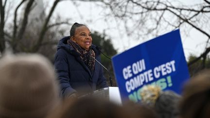 Christiane Taubira annonce sa candidature à l'élection présidentielle dans un discours dans le quartier de la Croix-Rousse, à Lyon, le 15 janvier 2022. (JEAN-PHILIPPE KSIAZEK / AFP)