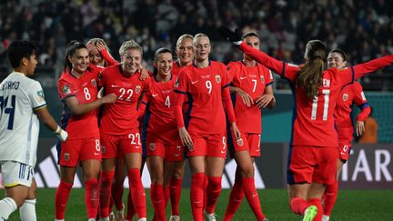 Les Norvégiennes se congratulent après un but lors du match Norvège-Philippines, à Auckland, le 30 juillet 2023. (SAEED KHAN / AFP)