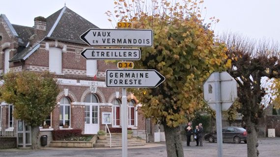 En un apr&egrave;s-midi, les militants Debout la R&eacute;publique auront parcouru 130 kilom&egrave;tres et frapp&eacute; &agrave; la porte d'une douzaine de mairie de l'Aisne.&nbsp; (Salom&eacute; Legrand / FTVi)