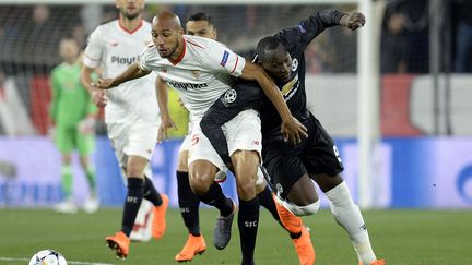 Steven N'Zonzi lutte avec Romelu Lukaku (CRISTINA QUICLER / AFP)