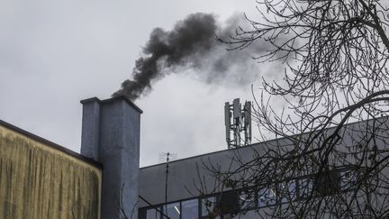 Une fumée noire s'échappe d'une cheminée d'une tour de télécommunication, à Gliwice, en Pologne, le 24 janvier 2022. (BEATA ZAWRZEL / NURPHOTO / AFP)