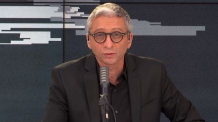 Jean-François Achilli présente Les Informés de franceinfo, jeudi 26 novembre 2020. (FRANCEINFO / RADIOFRANCE)