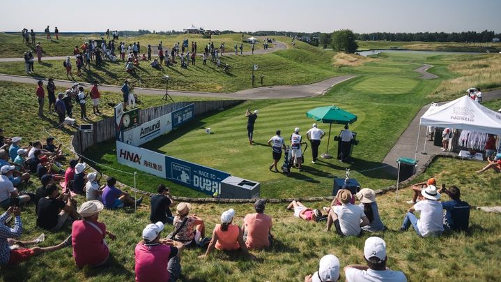 Le départ du trou n°1 lors de l'HNA Open de France, sur le Golf national, le 30 juin 2018, à Guyancourt. (LUCAS BARIOULET / AFP)