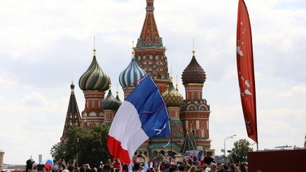 Supporters français réunis sur la place Rouge, à Moscou, à l'occasion du match France-Danemark, le 26 juin 2018. (ARNAUD JOURNOIS / MAXPPP)