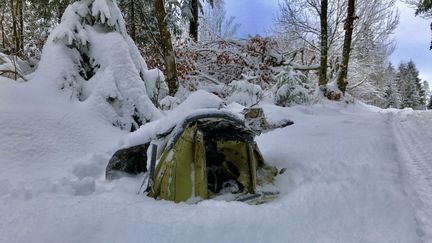 Les débris du Mirage 2000D sont éparpillés sur plusieurs hectares enneigés,&nbsp;à plus de 1&nbsp;000 mètres d'altitude, entre le Jura et le Doubs. (VALENTIN COLLIN / MAXPPP)