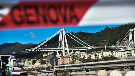 Une partie du pont Morandi à Gênes s'est effondrée mardi 14 août. (PIERO CRUCIATTI / AFP)