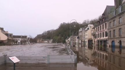 Dimanche 1er janvier, certains habitants de Quimperlé, dans le Finistère, se sont réveillés les pieds dans l'eau, qui est montée jusqu'à 4,20 mètres. (FRANCEINFO)