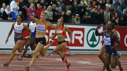 Dafn&eacute; Schippers termine 1&egrave;re du 100 m, devant la Fran&ccedil;aise Myriam Soumar&eacute;, mercredi 13 ao&ucirc;t, &agrave; Zurich (Suisse), lors des championnats d'Europe. (PHIL NOBLE / REUTERS)