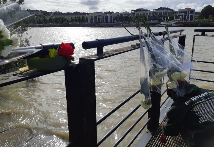 Des roses, là où le corps de Steve a été retrouvé à Nantes le 30 juillet 2019. (SARAH TUCHSCHERER / FRANCEINFO / RADIOFRANCE)