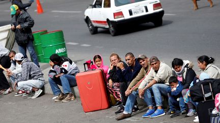 L'attente pour l'enregistrement pour l'entrée en Equateur de migrants vénézueliens, au pont international de Rumichaca, le 18 août 2018. (LUISA GONZALEZ / REUTERS)