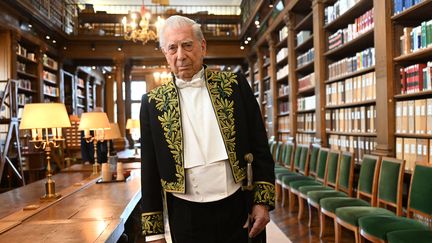 Mario Vargas Llosa pose pour une photo lors d'une cérémonie d'intronisation à l'Académie française le jeudi 9 février (EMMANUEL DUNAND / AFP)