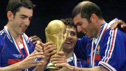 &nbsp; (Robert Pirès, Bixente Lizarazu, Zinedine Zidane et la Coupe du Monde © Reuters/Paulo Whitaker)