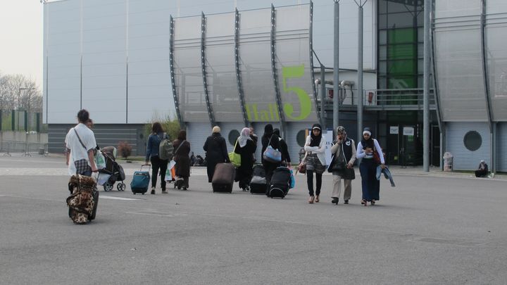 Des visiteurs du salon de l'Union des organisations islamiques de France (UOIF), le 6 avril 2012 au parc des expositions du Bourget. (MYRIAM LEMÉTAYER)