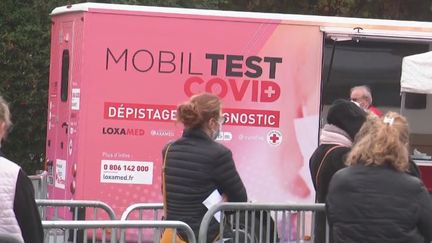 Covid-19 : un bus-laboratoire en zone rurale en Île-de-France