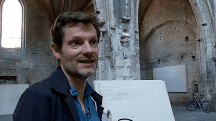 Sam Stourdzé, le nouveau directeur des Rencontres d'Arles en plein montage d'exposition à l'église des Prêcheurs
 (France 3 / Culturebox)