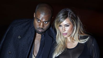 Le rappeur Kanye West et sa compagne Kim Kardashian lors de leur arriv&eacute;e au d&eacute;fil&eacute; Givenchy &agrave; Paris, le 29 septembre 2013. ( CHARLES PLATIAU / REUTERS)