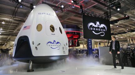 La soci&eacute;t&eacute; SpaceX d&eacute;voile son nouveau vaisseau spatial, le DragonV2, destin&eacute; &agrave; transporter des astronautes am&eacute;ricains, &agrave; Hawthorne (Etats-Unis), le 29 mai 2014. (JAE C. HONG / AP / SIPA)